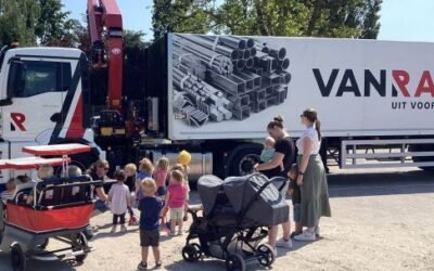 Even een ‘levering’ in de buurt bij Kinderopvang De Koningsbeer voor het thema Verkeer