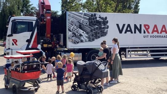 Even een ‘levering’ in de buurt bij Kinderopvang De Koningsbeer voor het thema Verkeer